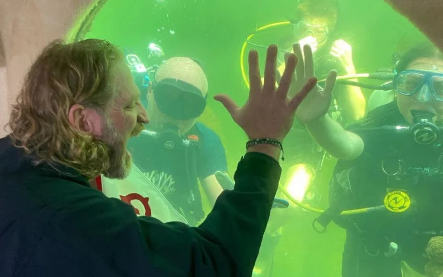 Atlantik Okyanusu’nun dibinde sınırları zorladı! En uzun süre su altında yaşam rekorunu kırdı…