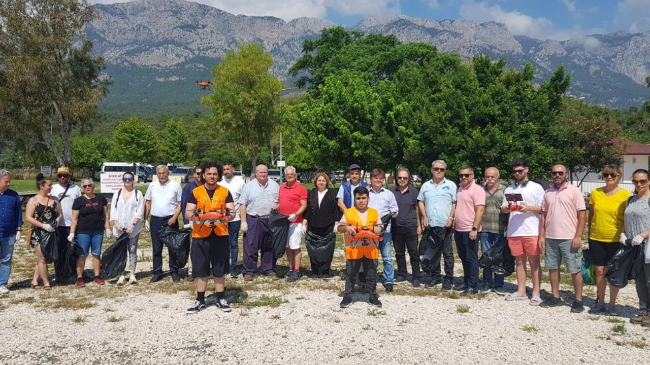 Antalya&#039;da dünya çevre gününde sahildeki çöpler dronla toplandı