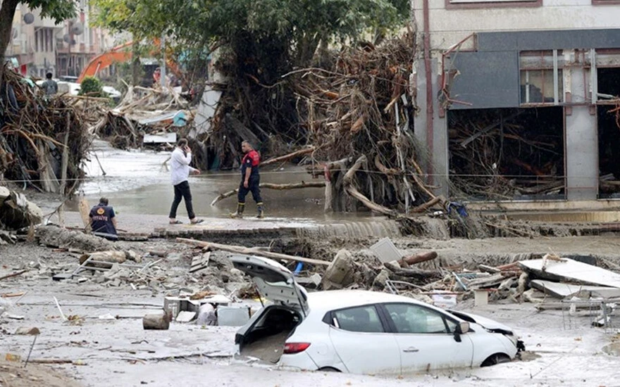 Batı Karadeniz'de kırmızı alarm: Peş peşe uyarılar yapıldı, okullar tatil edildi