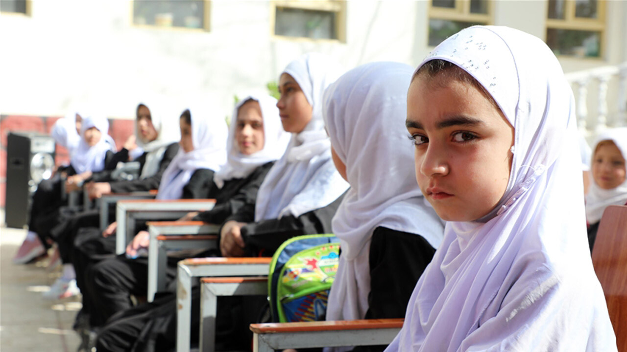 İran&#039;daki zehir Afganistan&#039;a sıçradı! 80 kız çocuğu okulda zehirlendi