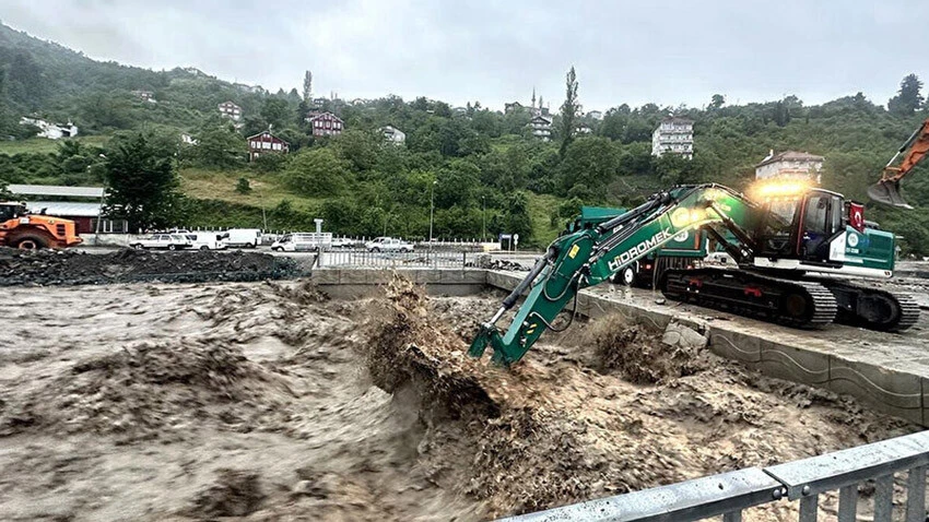 Karadeniz'i sel vurdu! İçişleri Bakanı Yerlikaya: 2 kişi hayatını kaybetti