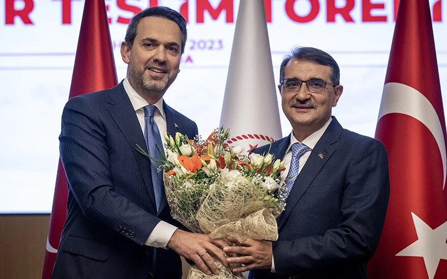 Devir teslim töreninde duygulandıran anlar! Enerji Bakanı Alparslan Bayraktar bayrağı alkışlarla devraldı