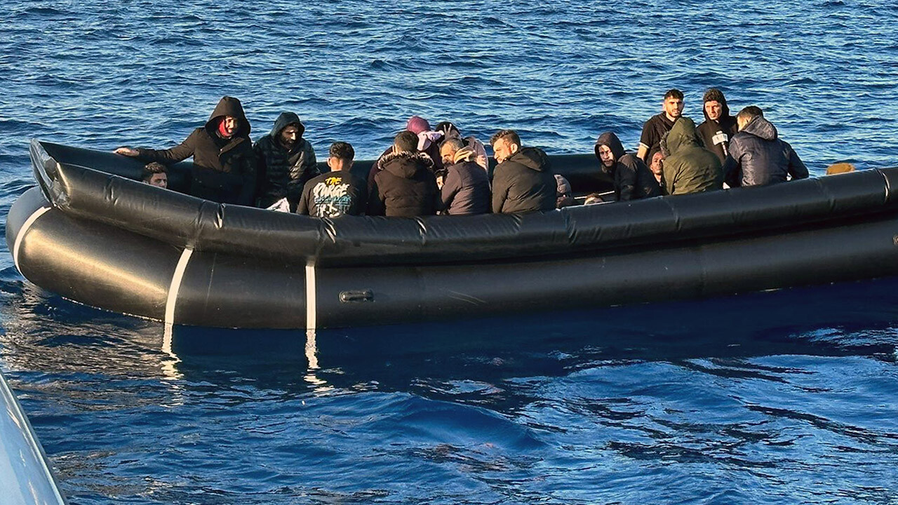 Yunanistan sulara itti, Türkiye göçmenleri kurtardı