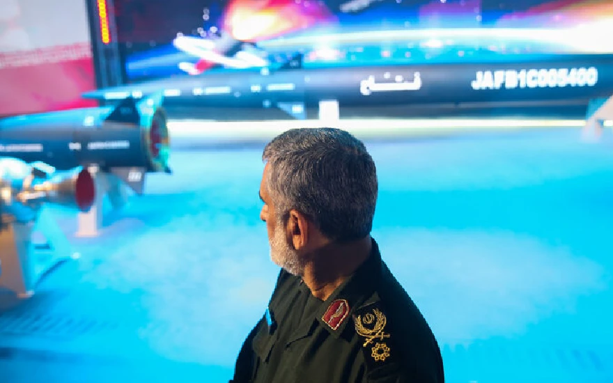 İran’dan Batı'ya güç gösterisi! Gizli silahını tanıttı