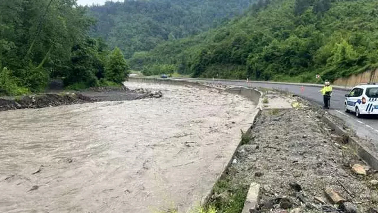Sağanak yağışın esir aldığı Ordu'da eğitime ara verildi