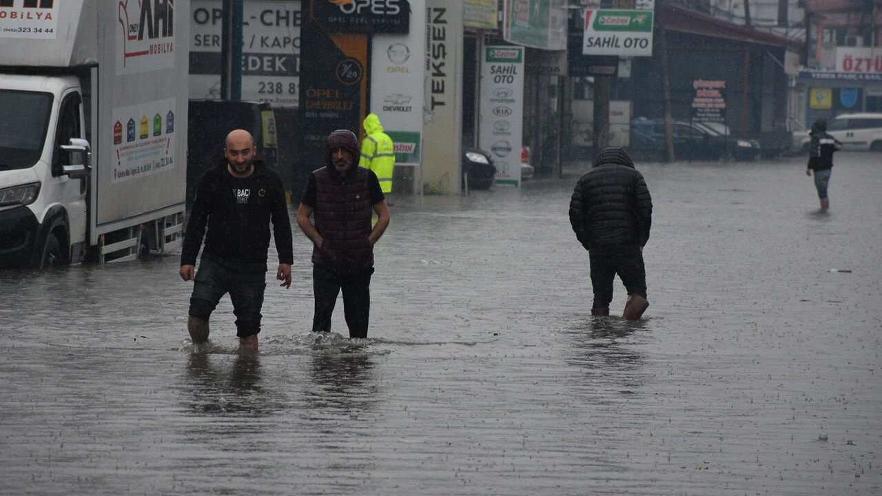 Sel bölgesine sarı ve turuncu kodlu uyarı! Meteoroloji fırtına ve gök gürültülü sağanak alarmı verdi...