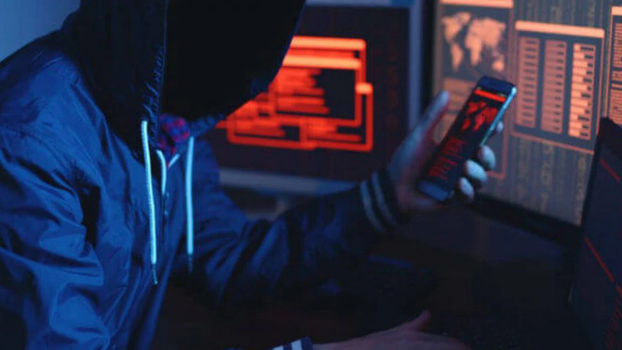 Politikacılar gizlice izlendi, bilgileri çalındı! <a href=