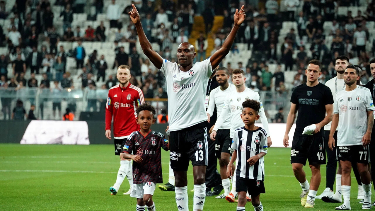 Atiba Hutchinson, Beşiktaş'a veda etti