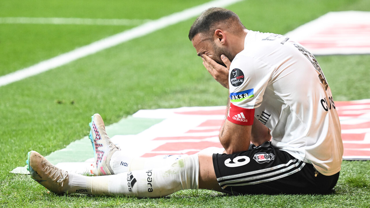 Beşiktaş&#039;a kötü haber: Cenk Tosun gözyaşlarıyla kenara geldi!