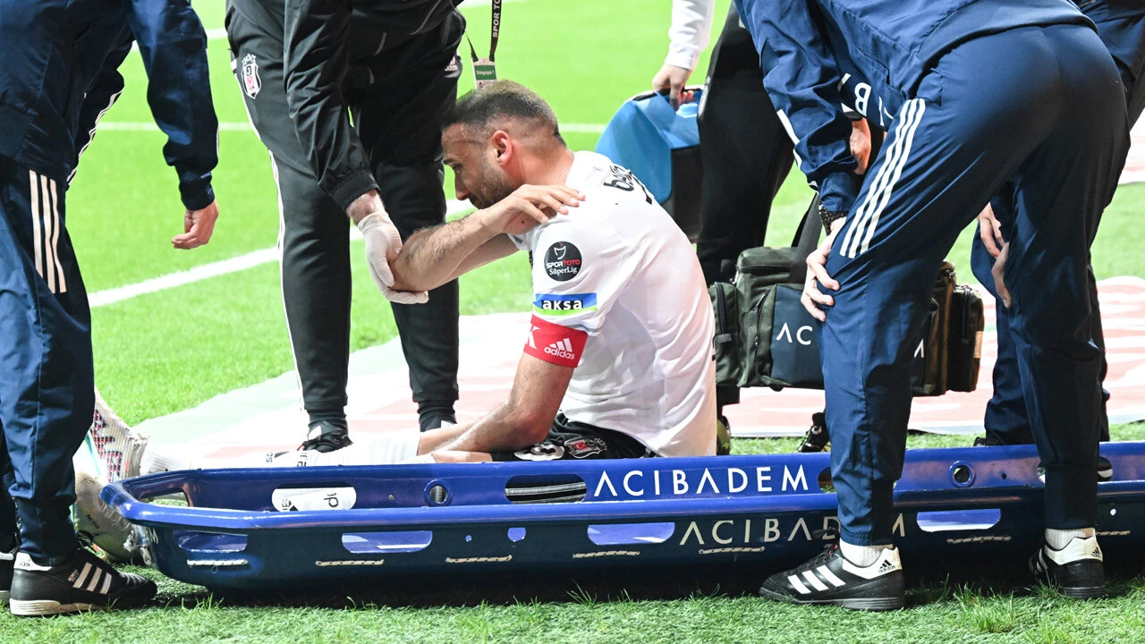 Beşiktaş'a kötü haber: Cenk Tosun gözyaşlarıyla kenara geldi!