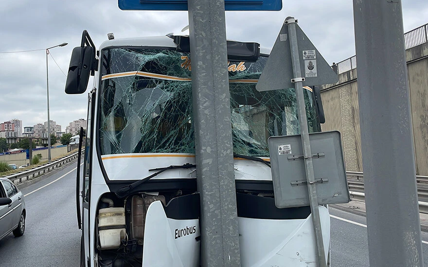 Bağcılar'da feci kaza! İşçi servisi yön tabelasına saplandı: 13 yaralı