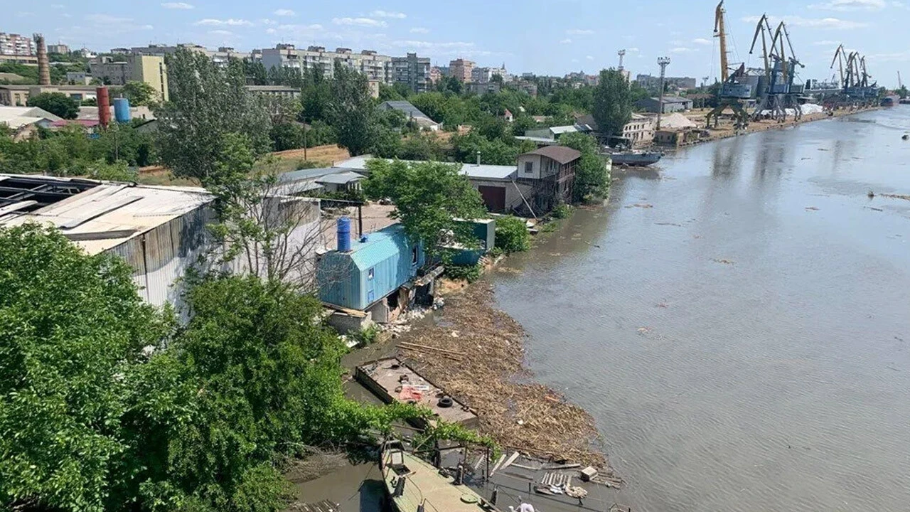 Herson'da baraj yerle bir olunca evler sular altında kaldı! Su seviyesi çatıları aştı