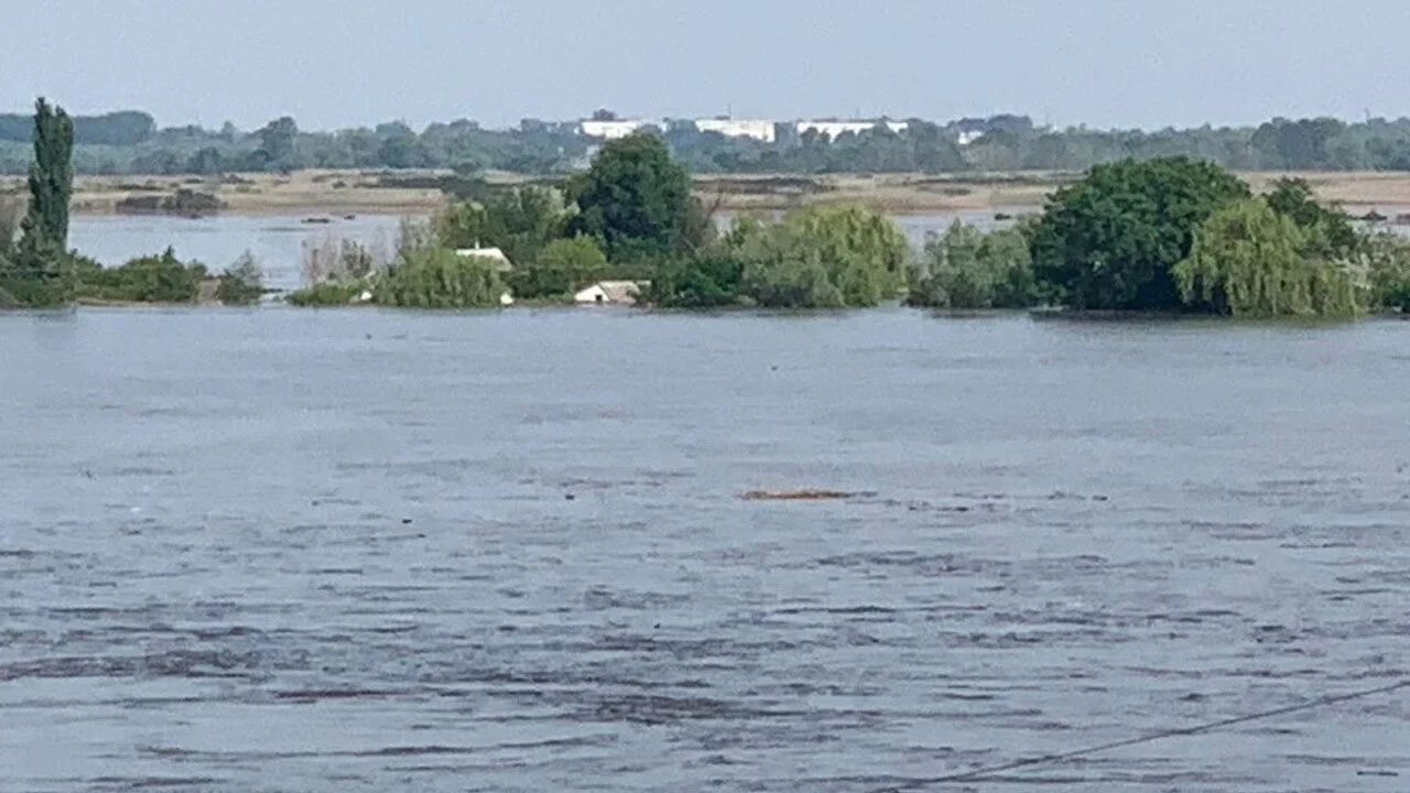 Herson'da baraj yerle bir olunca evler sular altında kaldı! Su seviyesi çatıları aştı