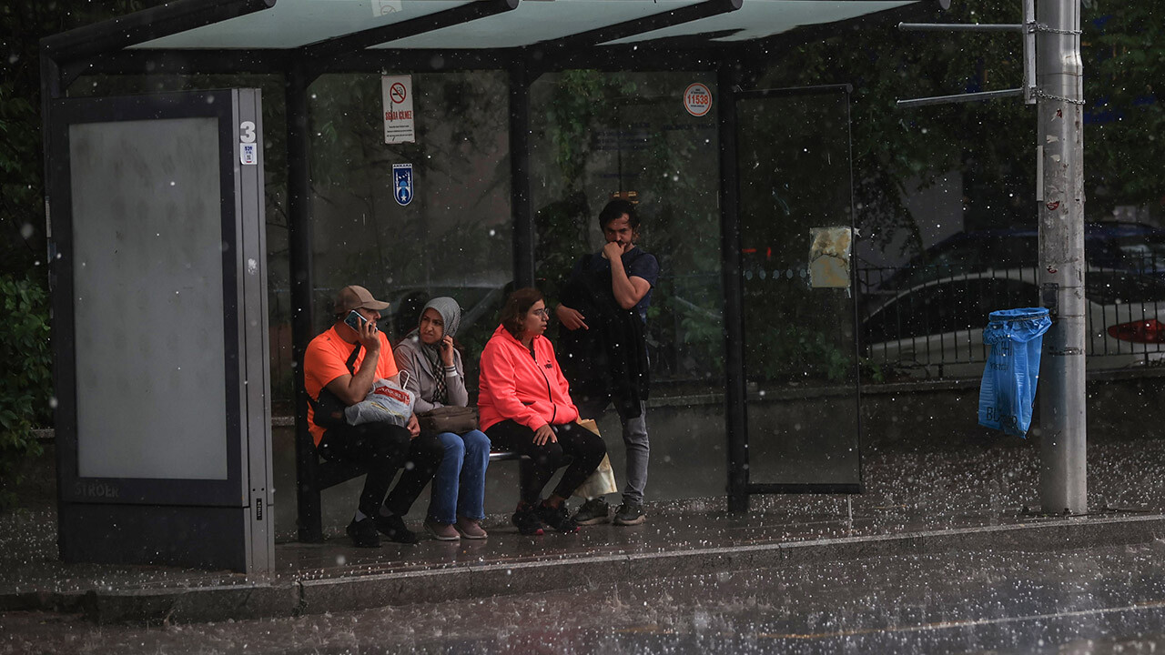 Yağışlı hava bugün yeniden başlıyor! Meteoroloji raporunu paylaştı, günlerce sürecek…