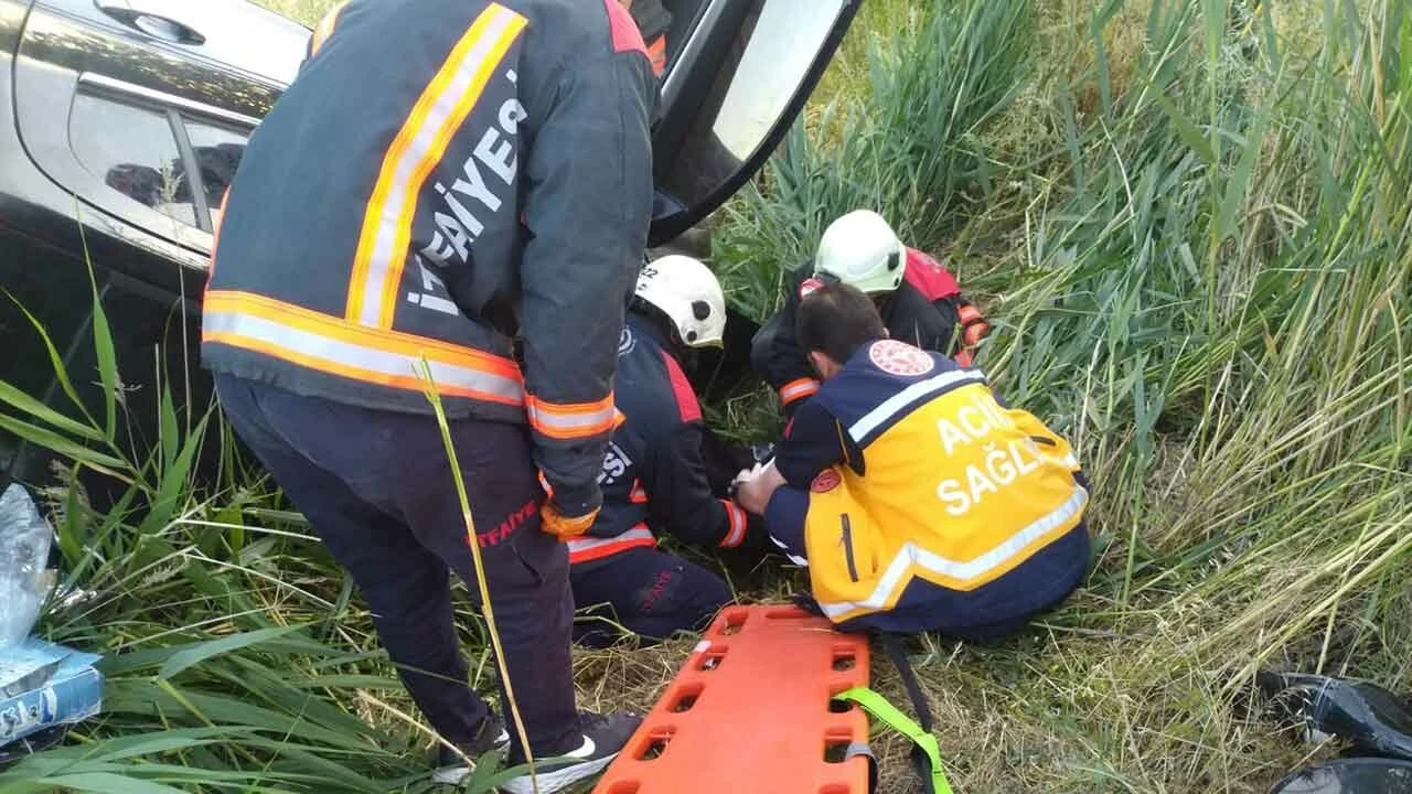 Otomobil elektrik direğine çarptı: Ölü ve yaralılar var
