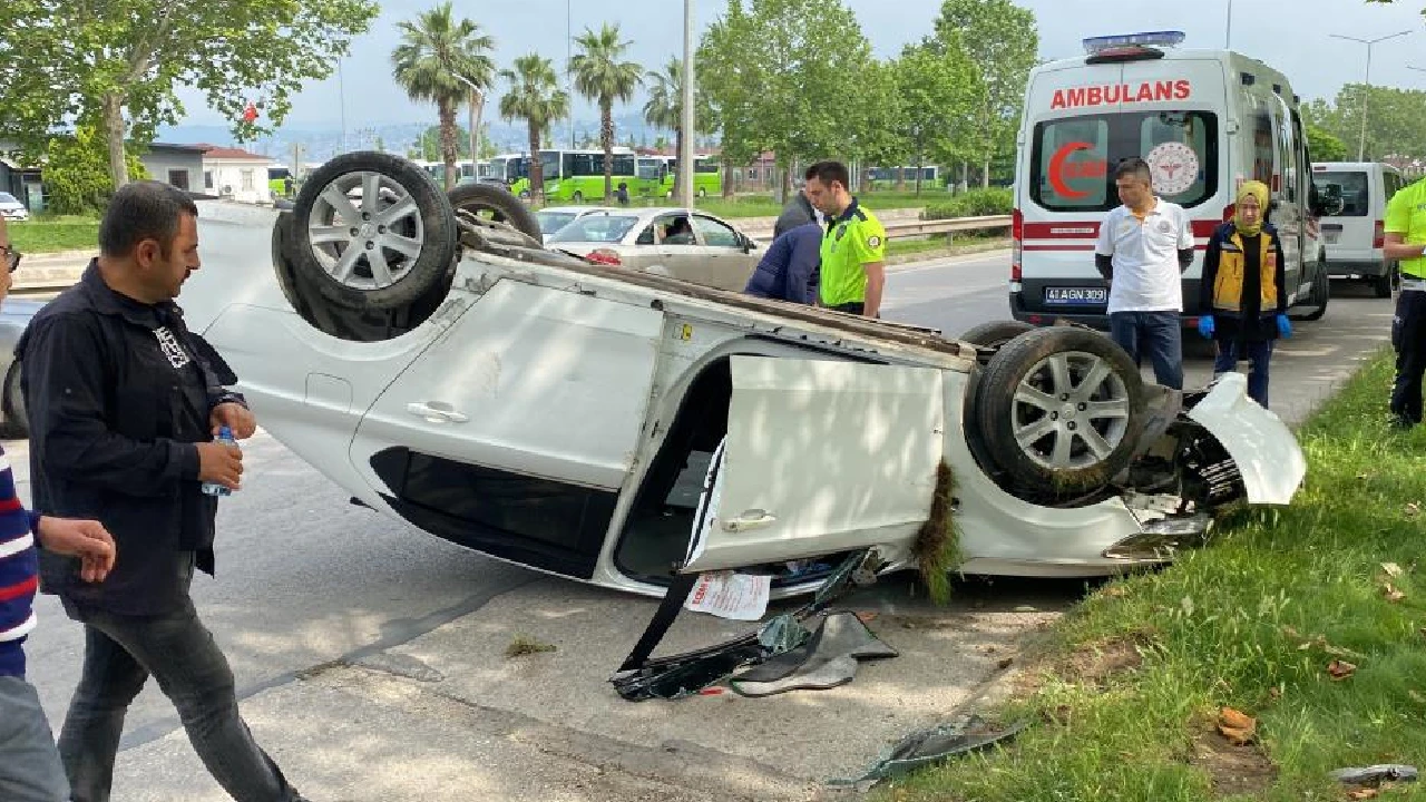 Kocaeli’nde yürekleri ağza getiren kaza! Otomobil takla attı