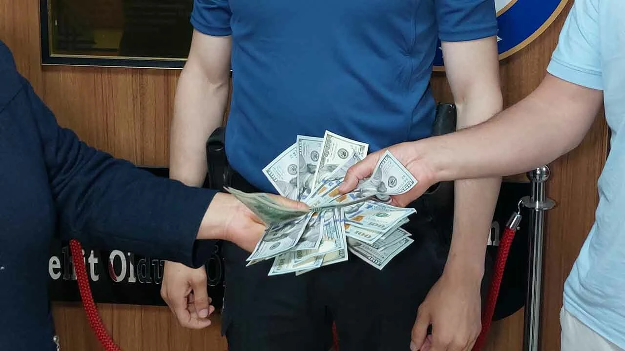 Çöp atmaya gitti, deste deste dolar buldu! Cüzdandan öyle bir fiş çıktı ki...