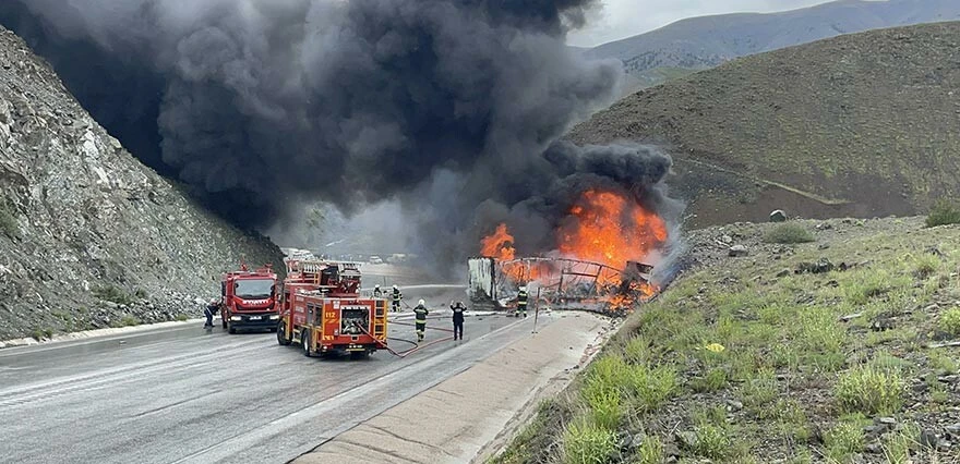 Erzincan'da iki TIR çarpıştı! Kara yolu alev topuna döndü: 2 ölü