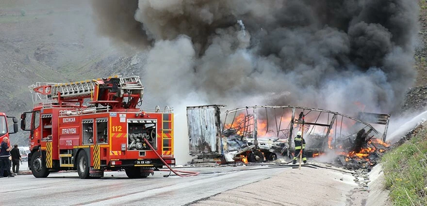 Erzincan'da iki TIR çarpıştı! Kara yolu alev topuna döndü: 2 ölü