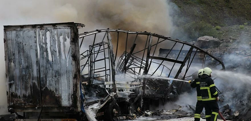 Erzincan'da iki TIR çarpıştı! Kara yolu alev topuna döndü: 2 ölü