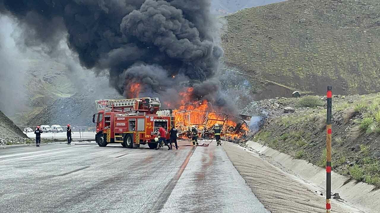 Erzincan&#039;da iki TIR çarpıştı! Kara yolu alev topuna döndü: 2 ölü