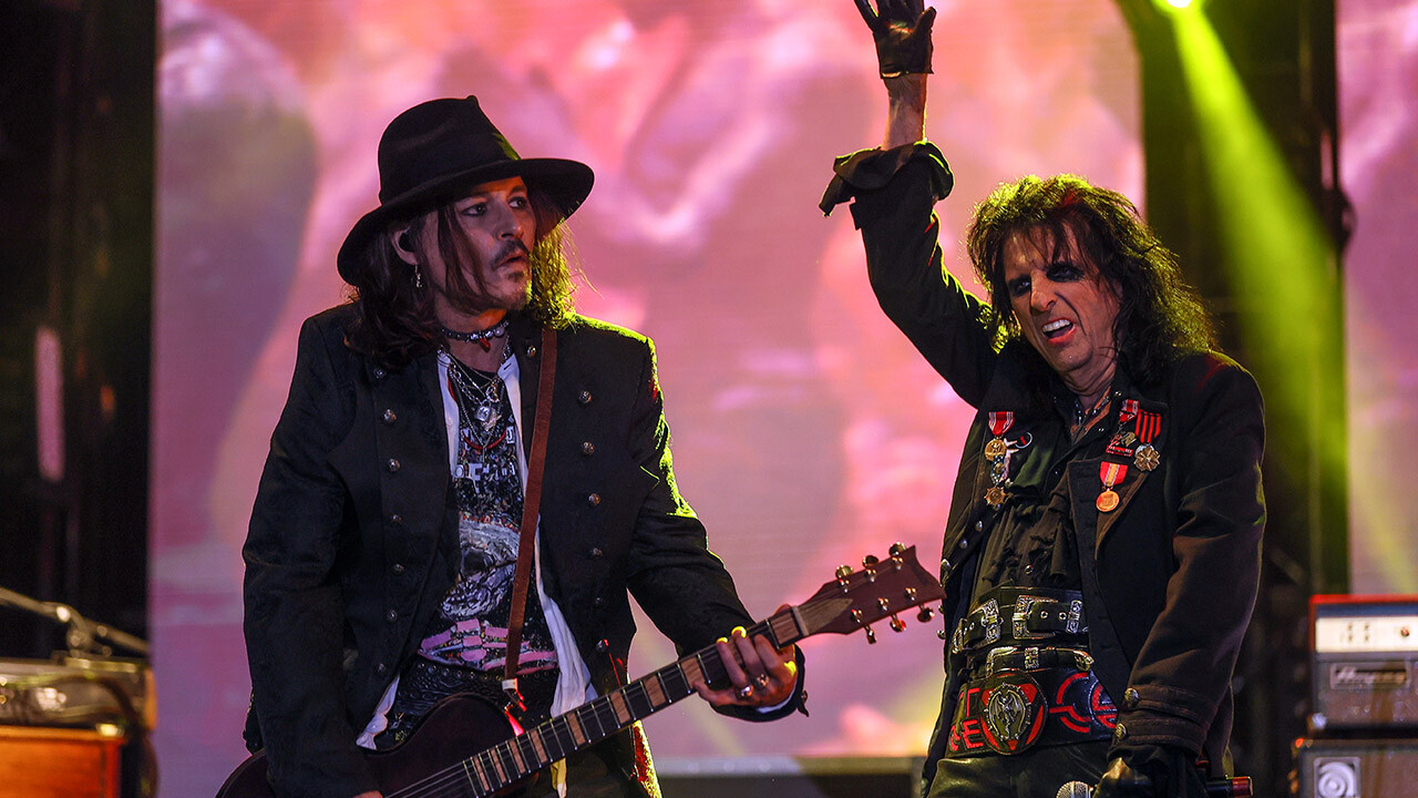 Johnny Depp İstanbul&#039;u salladı! Konser gelirleri depremzedelere bağışlanacak 