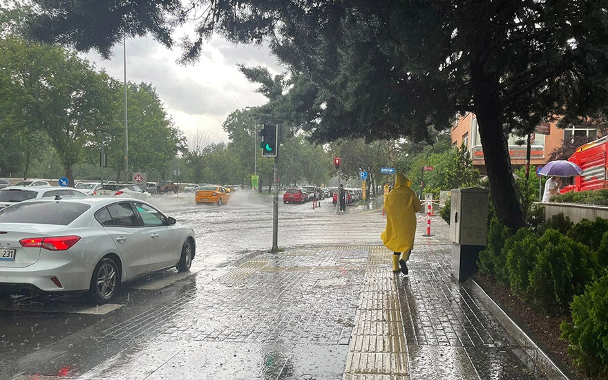 Ankara sele teslim! Sağanak sonrası caddeler göle döndü, araçlar yolda kaldı