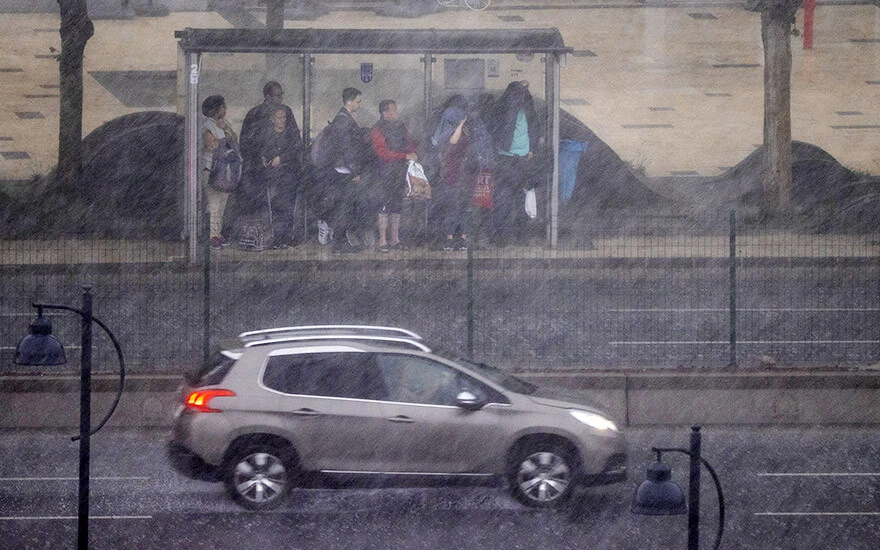 Ankara sele teslim! Sağanak sonrası caddeler göle döndü, araçlar yolda kaldı