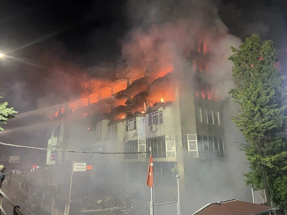 Başakşehir İkitelli Organize Sanayi Bölgesi'ndeki yangında çökme!