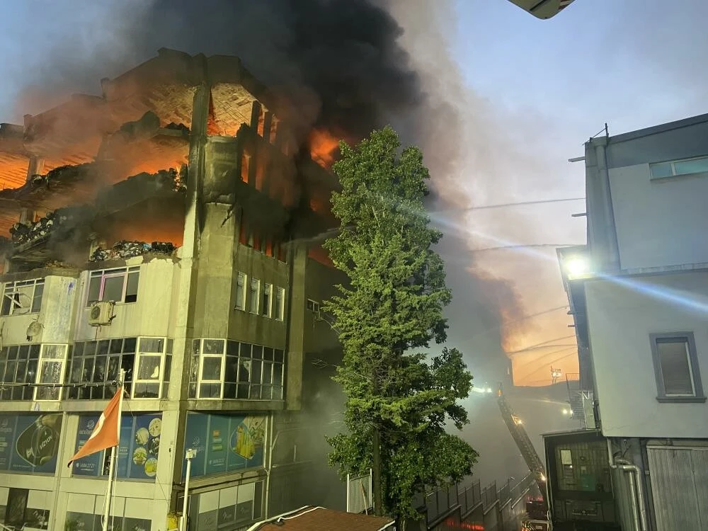 Başakşehir İkitelli Organize Sanayi Bölgesi'ndeki yangında çökme!