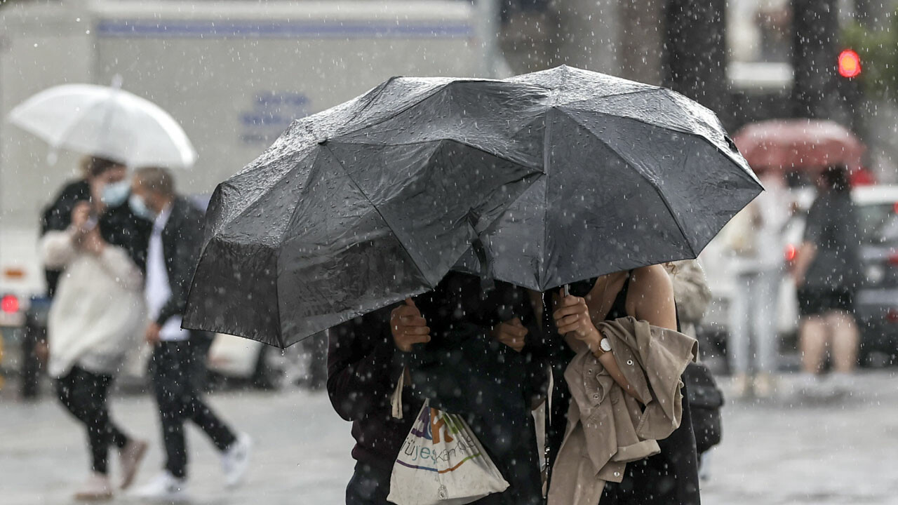 Şemsiyelerinizi unutmayın! Sağanak yurdu terk etmiyor Meteoroloji&#039;den birçok ile uyarı