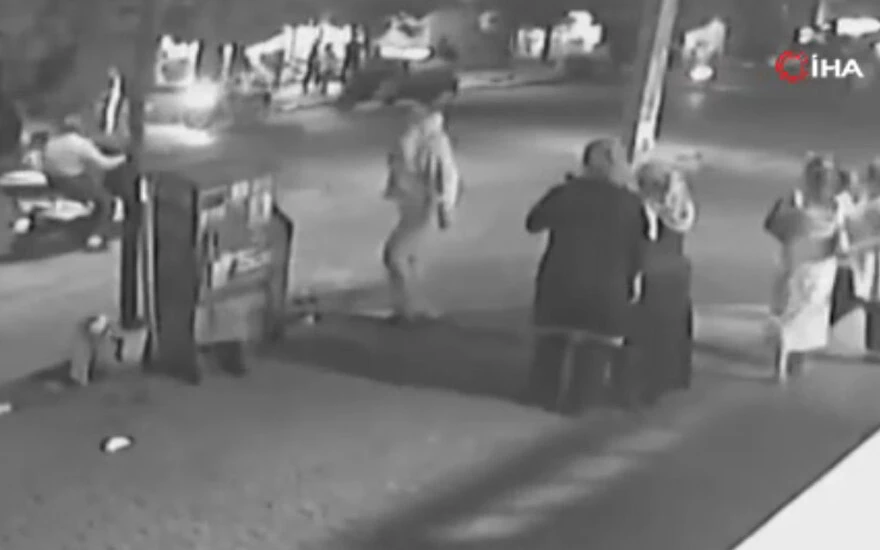 'Dur' ihtarına uymayan şüpheliyi kovalayan polisler <a href=