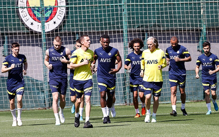 Fenerbahçe'de yeni teknik direktör için tarih verildi! İki güçlü aday