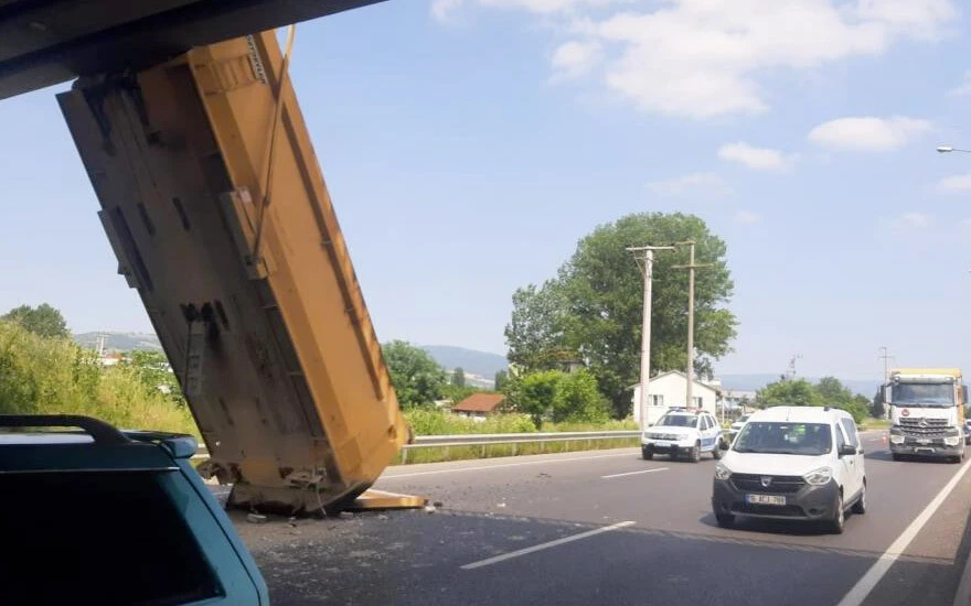 Facia 'geliyorum' dedi: Damperi açık unuttu, karşı şeride geçip şarampole uçtu