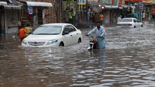 Pakistan sular altında kaldı sel felaketinde çok sayıda kişi öldü
