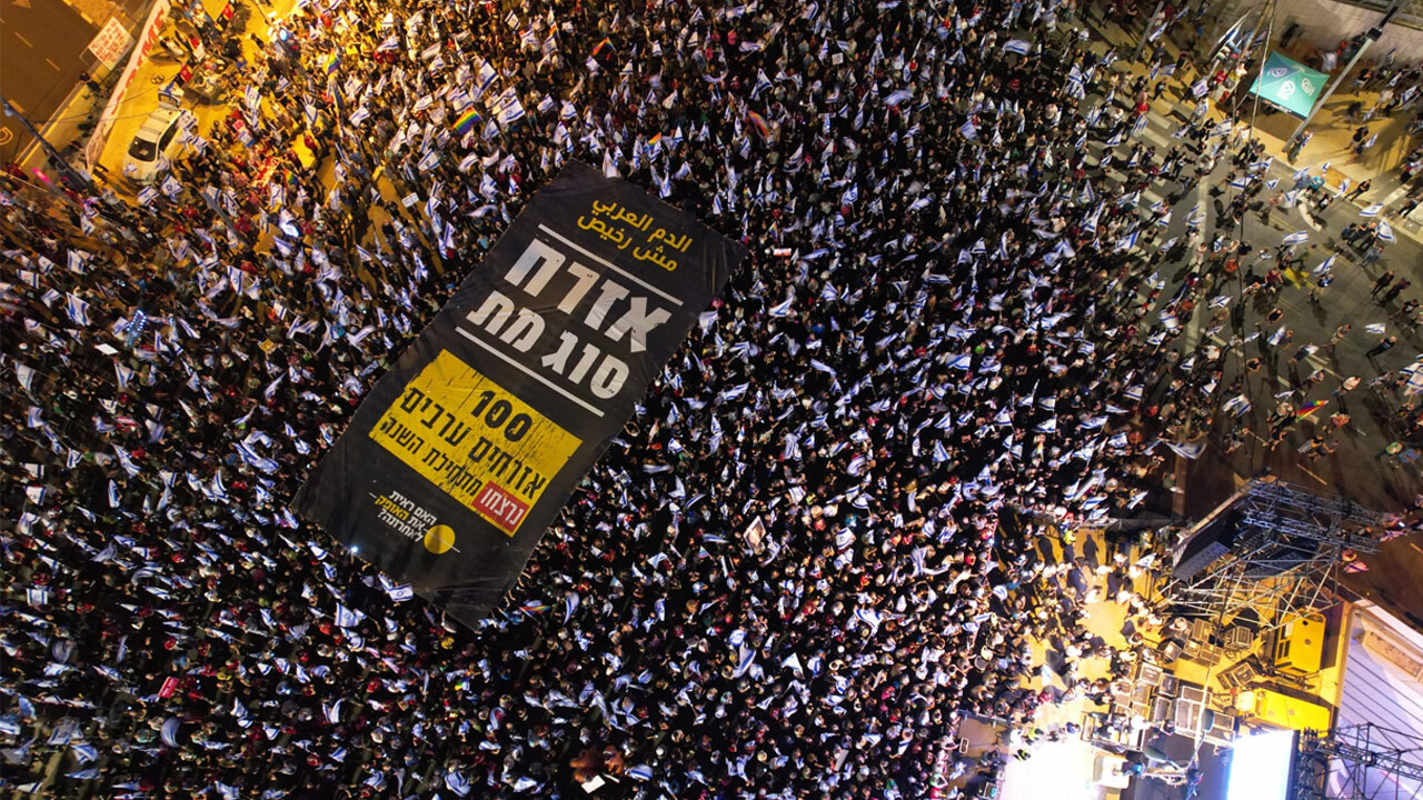 Filistin&#039;deki zulüm İsraillileri de isyan ettirdi! Yüz bin insandan protesto yürüyüşü