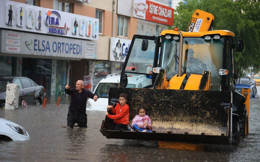 Ankara sele teslim! Sağanak sonrası caddeler göle döndü, araçlar yolda kaldı