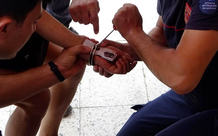 Kolunda kelepçe ile dışarı çıkan kadın ekipleri harekete geçirdi: Nedeni çok geçmeden ortaya çıktı