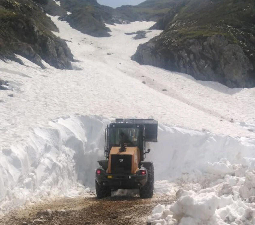 Haziran ayında şaşırtan görüntü! Kar nedeniyle kapanan yollar temizleniyor