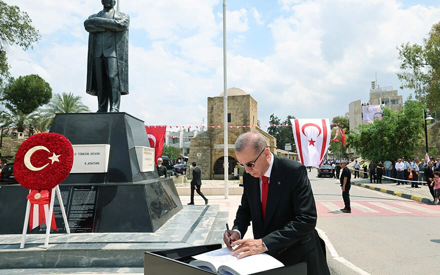 Cumhurbaşkanı Erdoğan ilk yurt dışı ziyareti için KKTC'de: Coşkuyla karşılandı