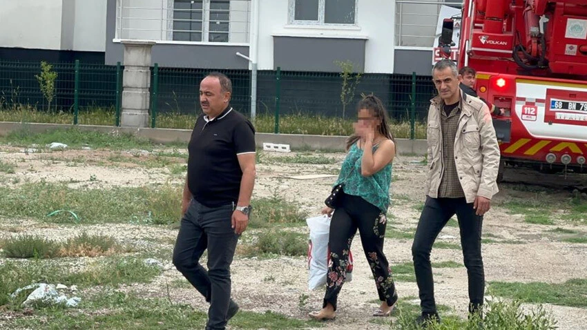 Arkadaşları tarafından alıkonuldu! Genç kadın camdan kurtarıldı