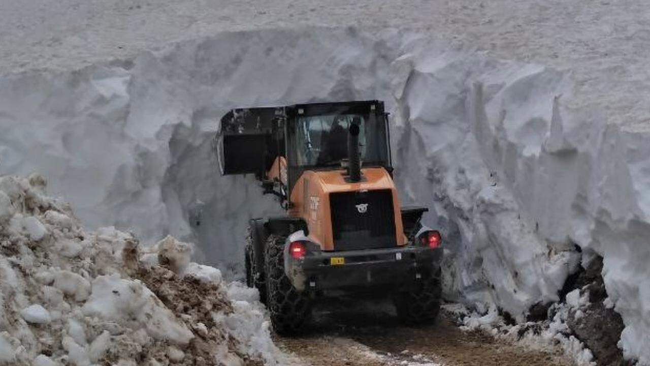 Haziran ayında şaşırtan görüntü! Kar nedeniyle kapanan yollar temizleniyor