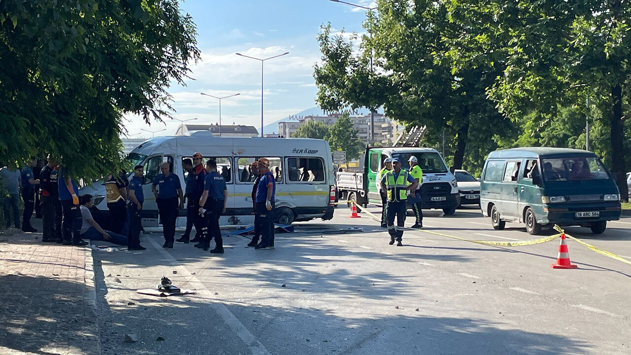 Bursa&#039;da feci kaza! İşçi servisi ile otomobil çarpıştı: 1 ölü, 9 yaralı