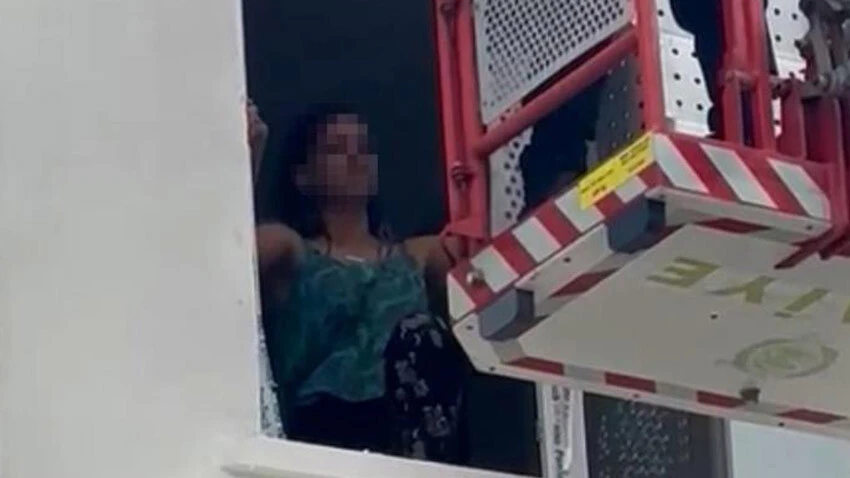 Arkadaşları tarafından alıkonuldu! Genç kadın camdan kurtarıldı
