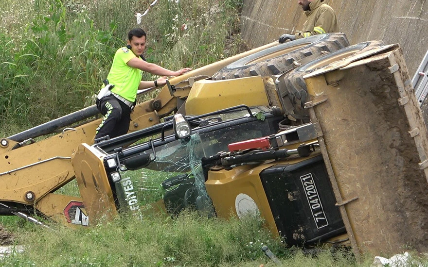 İş makinesi dereye yuvarlandı: 3 yaralı