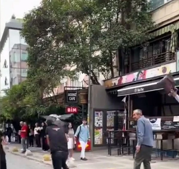 Kargalar rahat durmadı! Yoldan geçen insanlara saldırdı…