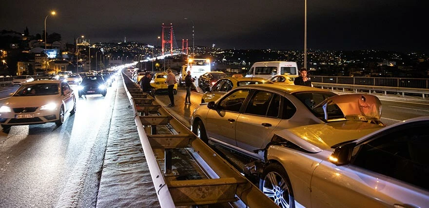 15 Temmuz Şehitler Köprüsü’nde 7 araç birbirine girdi!