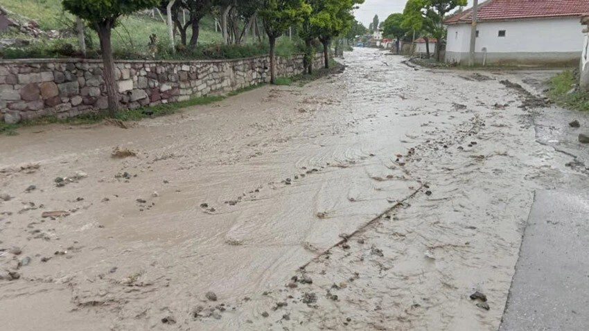 Ankara'da sağanak! Dereler taştı, evler sular altında kaldı