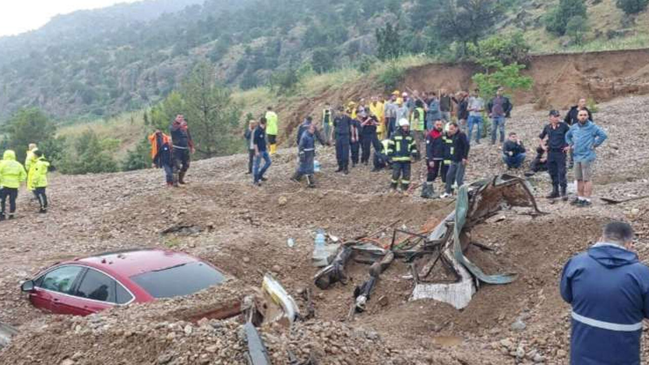 Afyonkarahisar&#039;da heyelan! 2 araç toprak altında kaldı: 1 ölü, 1 yaralı