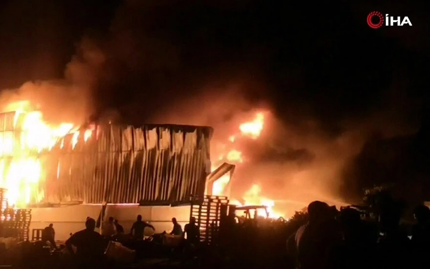 Mersin'de plastik fabrikasında yangın